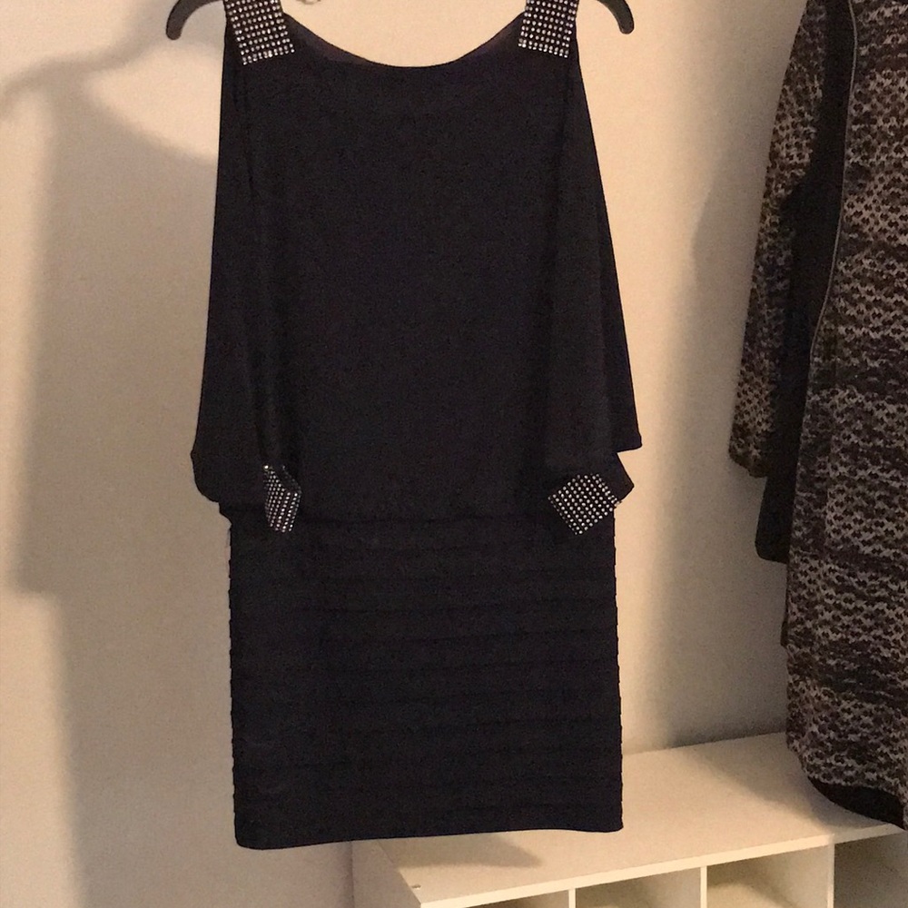 EUC NAVY DRESS W/RHINESTONE COLD SHOULDER & BOTTOM SLIT SLEEVE W/RHINESTONE CUFF